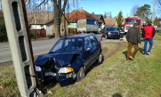 Nem bírta a Suzuki a villanyoszlopot, összecsuklott az eleje