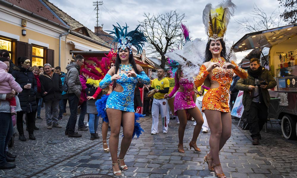 Szambázó táncosnők az utcán – Nagy buli volt a Szentendrei Karnevál