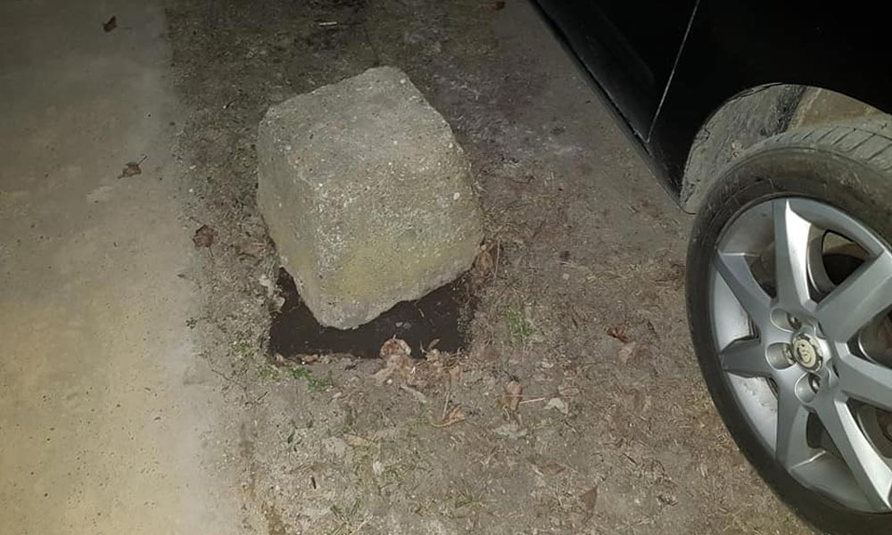 Összetörött az autóm a ház elé tett kőtömböktől, ki a felelős?