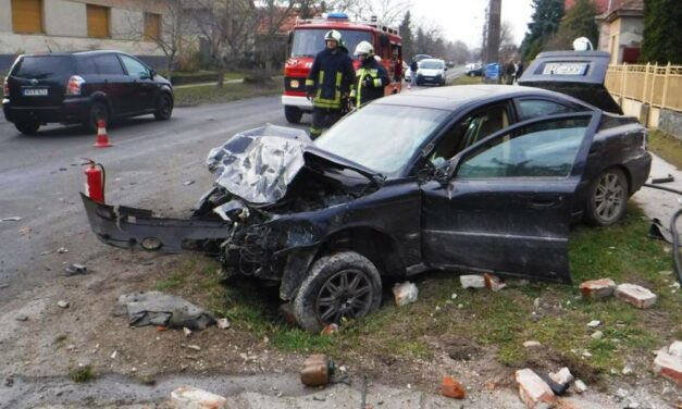 Nem sok maradt a Volvo elejéből a becsapódás után