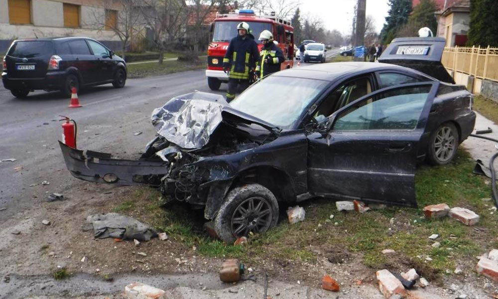 Nem sok maradt a Volvo elejéből a becsapódás után