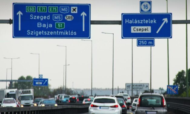 Hatalmas dugó az M0-áson, két órát kell araszolni, 10 km-es a sor