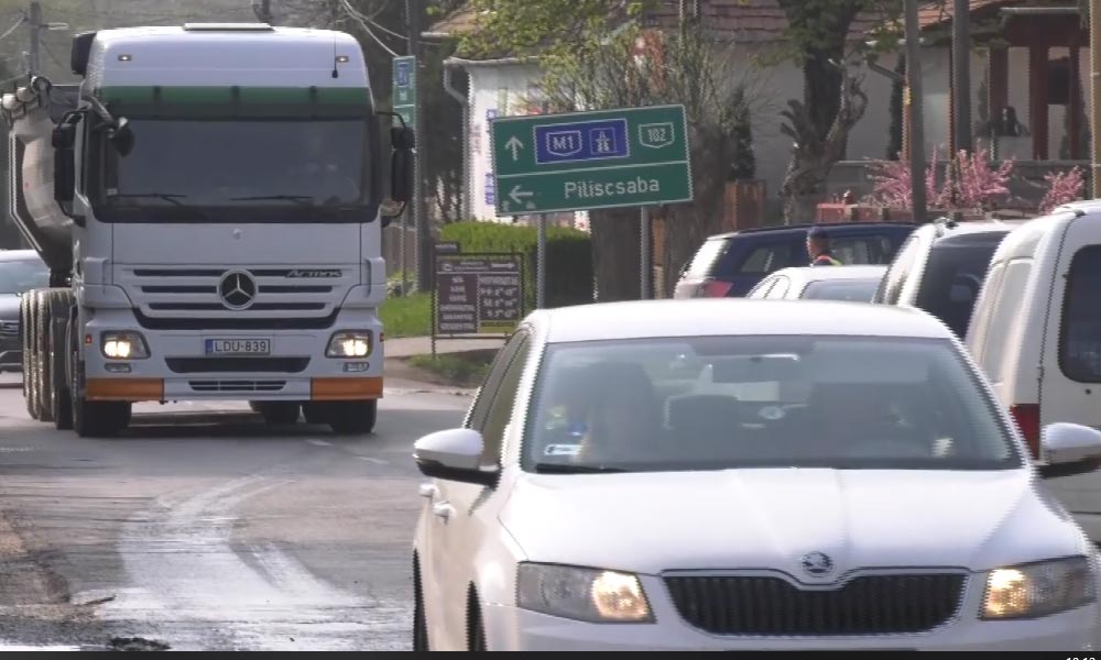 Elég volt! Lezárnák az utat a házak közt átdübörgő kamionok elöl Tinnyén