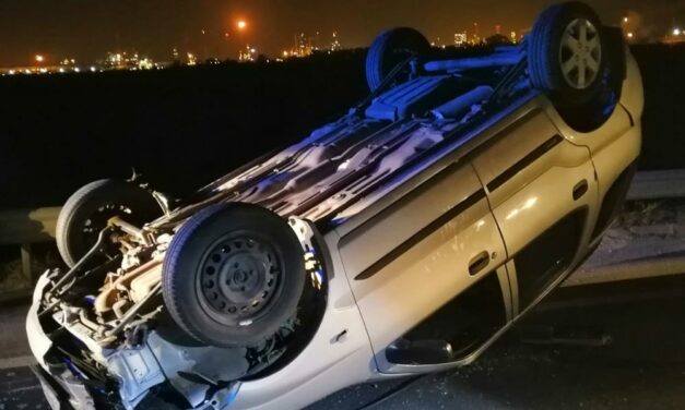 Fejre állt egy autó a 6-os úton