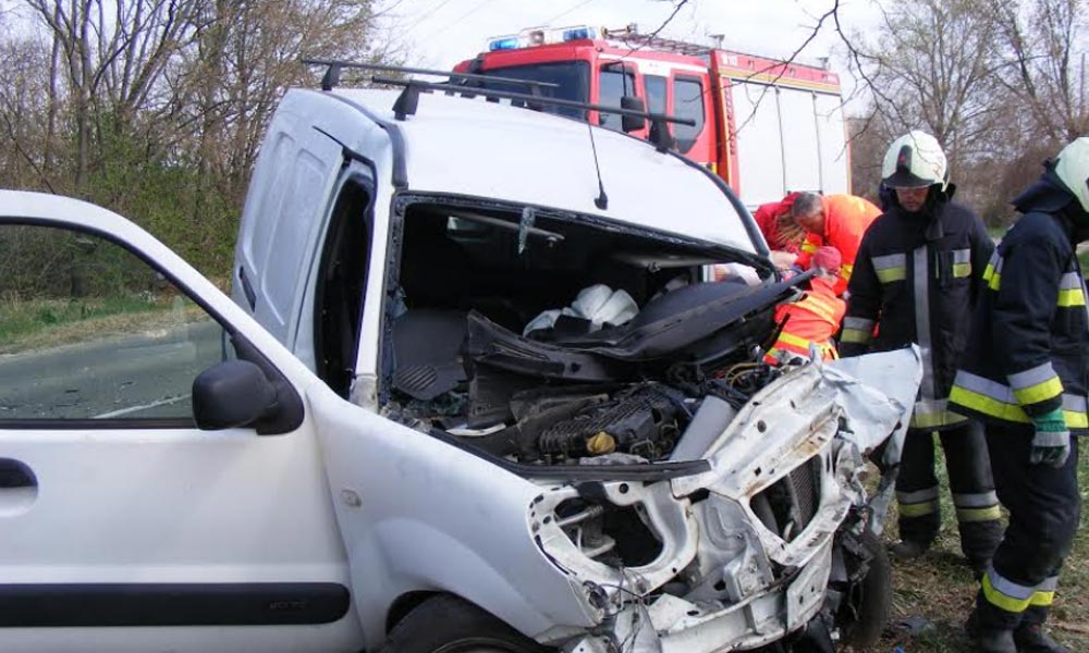 Egymásnak csapódott két autó Aszódnál, feszítővágó is kellett