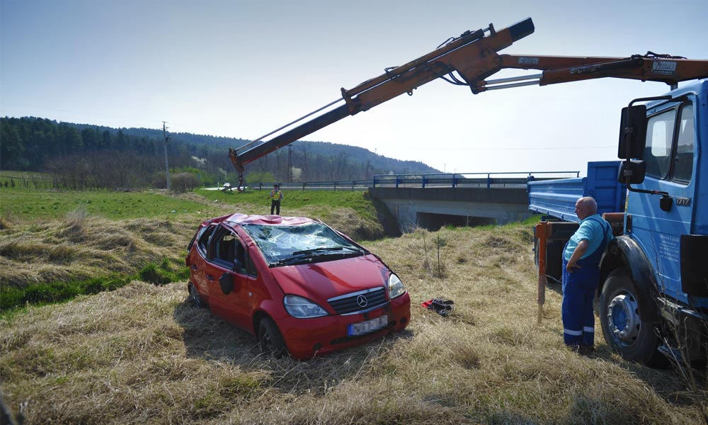 Árokba zuhant egy a Mercedes Biatorbágy közelében