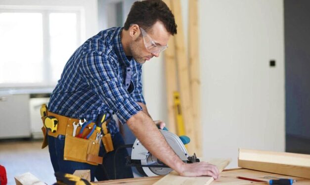 Új katatörvény: szeptember 1-től nem mindegy, hogy a mesterembertől magánszemélyként vagy cégként kéred a számlát