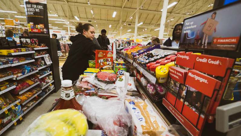 „December 24-én ne nyissanak ki a boltok” – ezt kéri az egyik szakszervezet, a Spar és Auchan már bejelentette nyitvatartási rendjét