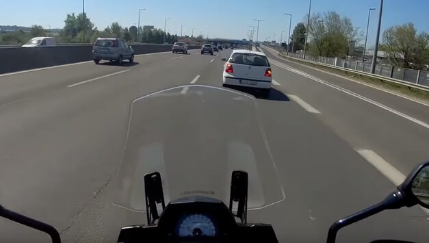 Eltévesztette a lehajtót, ezért megállt az M1-es közepén – VIDEÓ