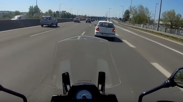Eltévesztette a lehajtót, ezért megállt az M1-es közepén – VIDEÓ