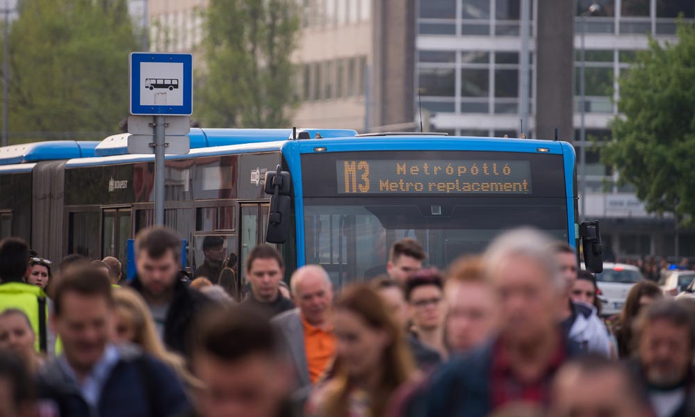 Készüljünk a dugókra: Holnaptól egy hónapig nem jár a M3-as metró, szinte a teljes vonalon pótlóbuszok lesznek