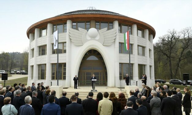 Piliscsabán egy fontos épület előtt mondott beszédet Orbán Viktor