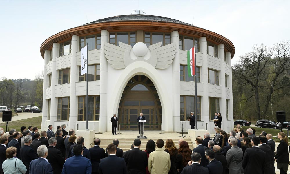 Piliscsabán egy fontos épület előtt mondott beszédet Orbán Viktor