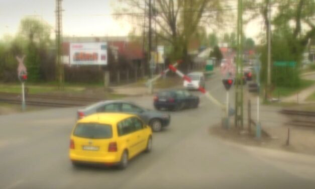 Már lefelé ment a sorompó, amikor áthajtott HÉV-átjárón az autós Szigetszentmiklóson (VIDEÓ)