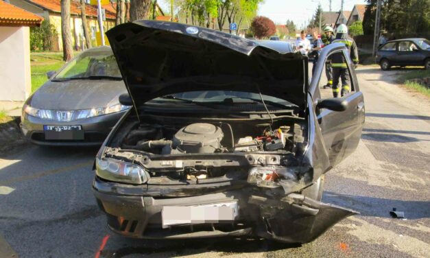 Két autó és egy motoros ütközött Vácrátóton