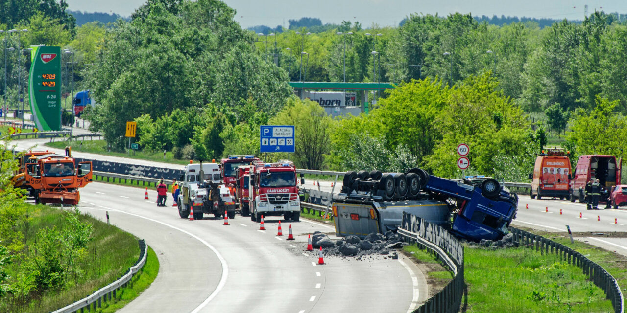 Felborult egy veszélyes anyagot szállító kamion, teljesen lezárták az M0-ást