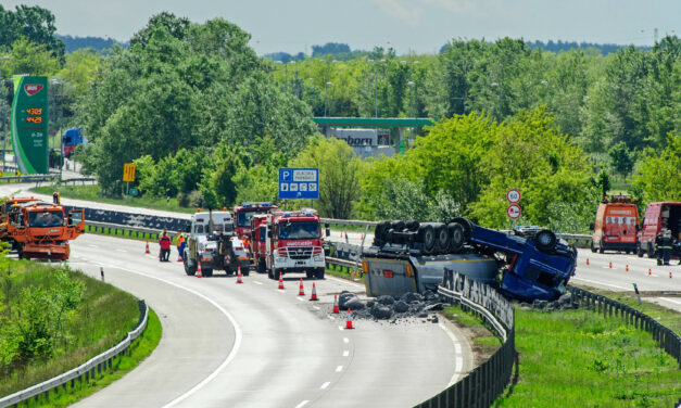 Felborult egy veszélyes anyagot szállító kamion, teljesen lezárták az M0-ást