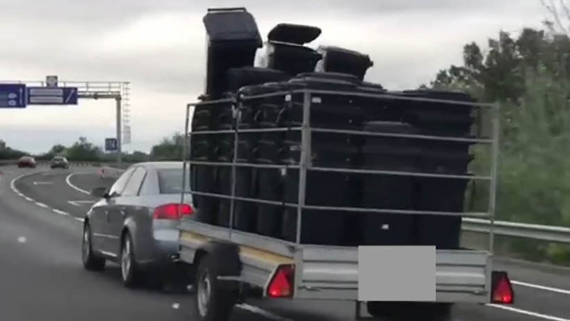 Az M0-áson így potyogtak le a kukák egy utánfutóról (Videó)