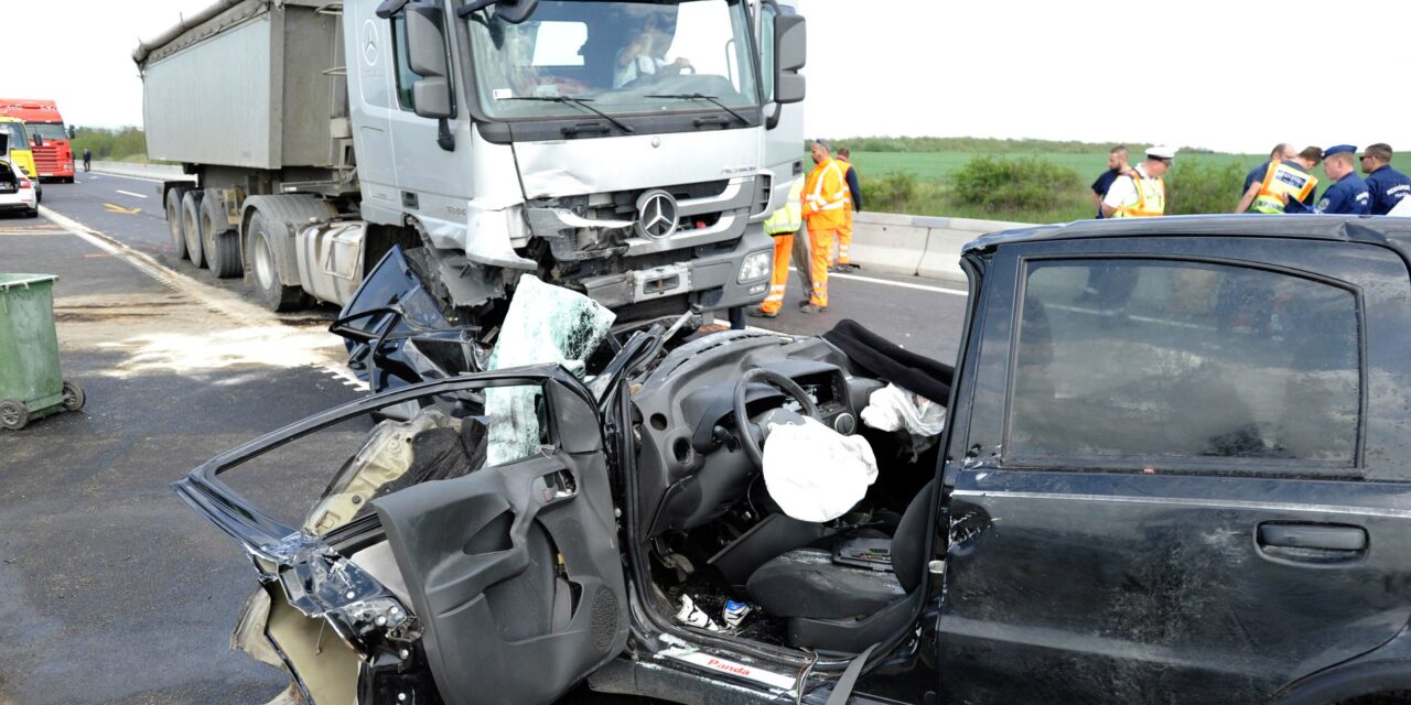 Meghalt egy rendőrnő az M2-esen történt frontális karambolban