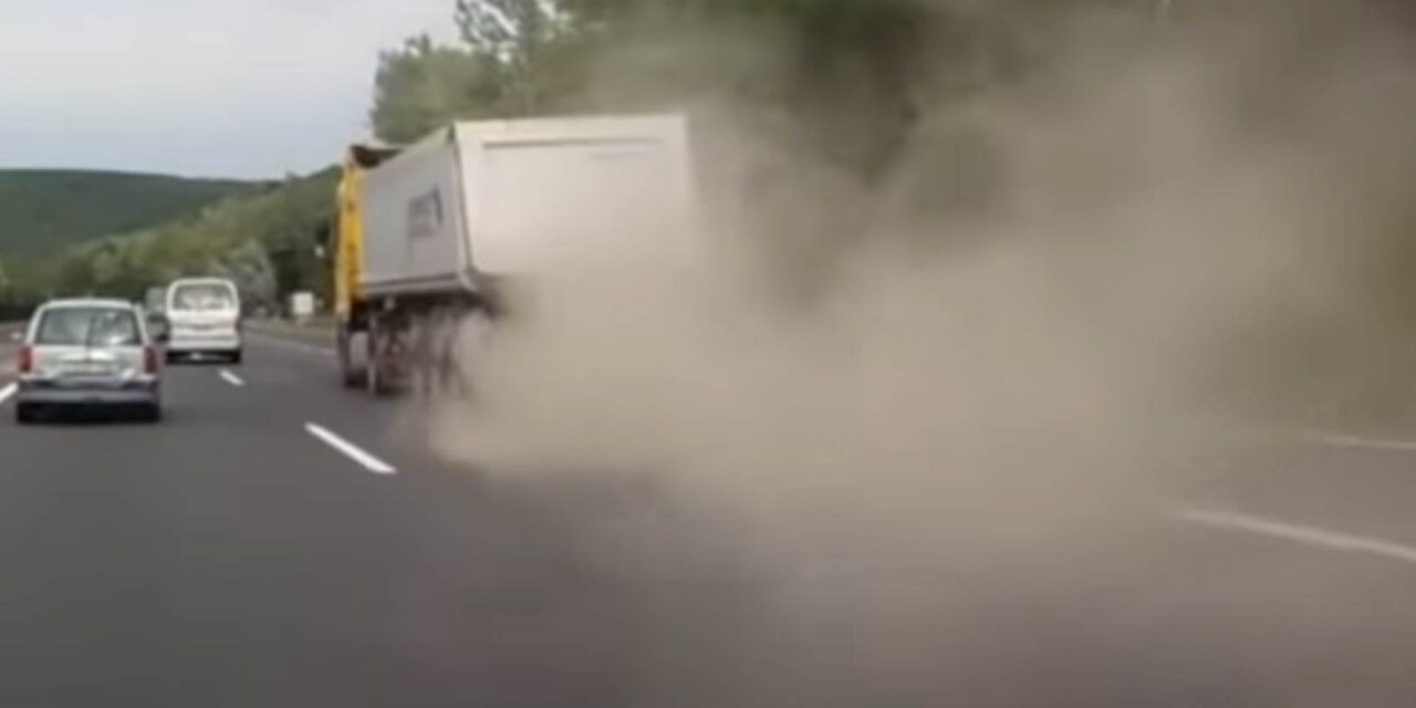 Így robban szét egy kamion gumija menet közben az M3-ason (Videó)