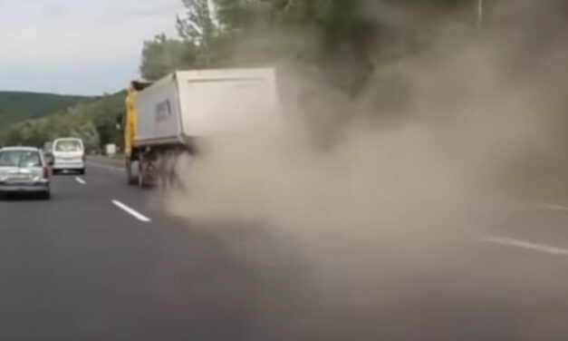 Így robban szét egy kamion gumija menet közben az M3-ason (Videó)