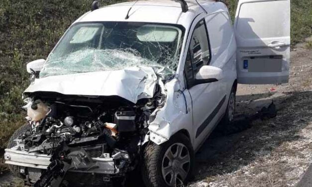 Gázpalackokat szállító kamionnak ütközött egy furgon az M6-oson