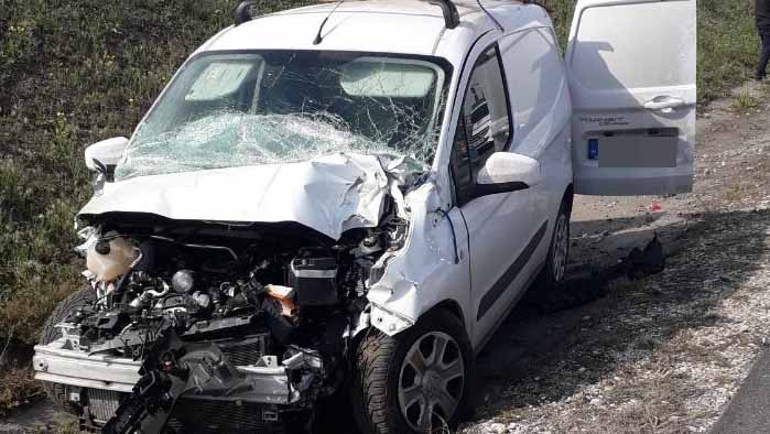 Gázpalackokat szállító kamionnak ütközött egy furgon az M6-oson