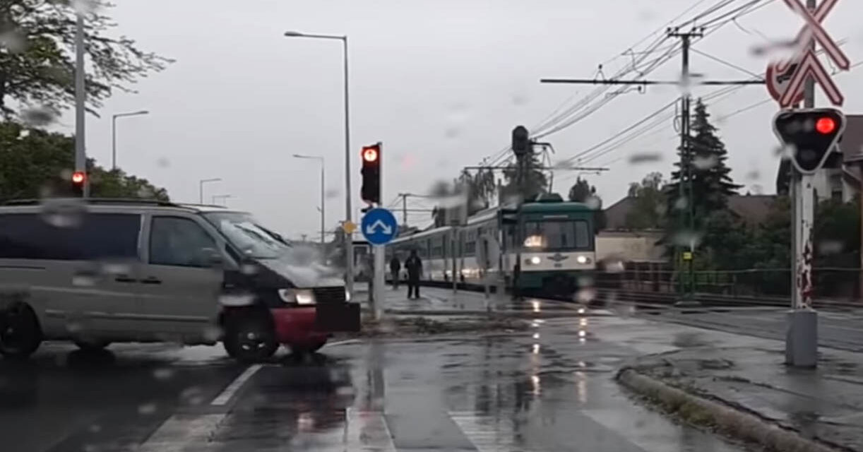 Gátlástalanul áthajtott a soroksári HÉV előtt a kisbusz