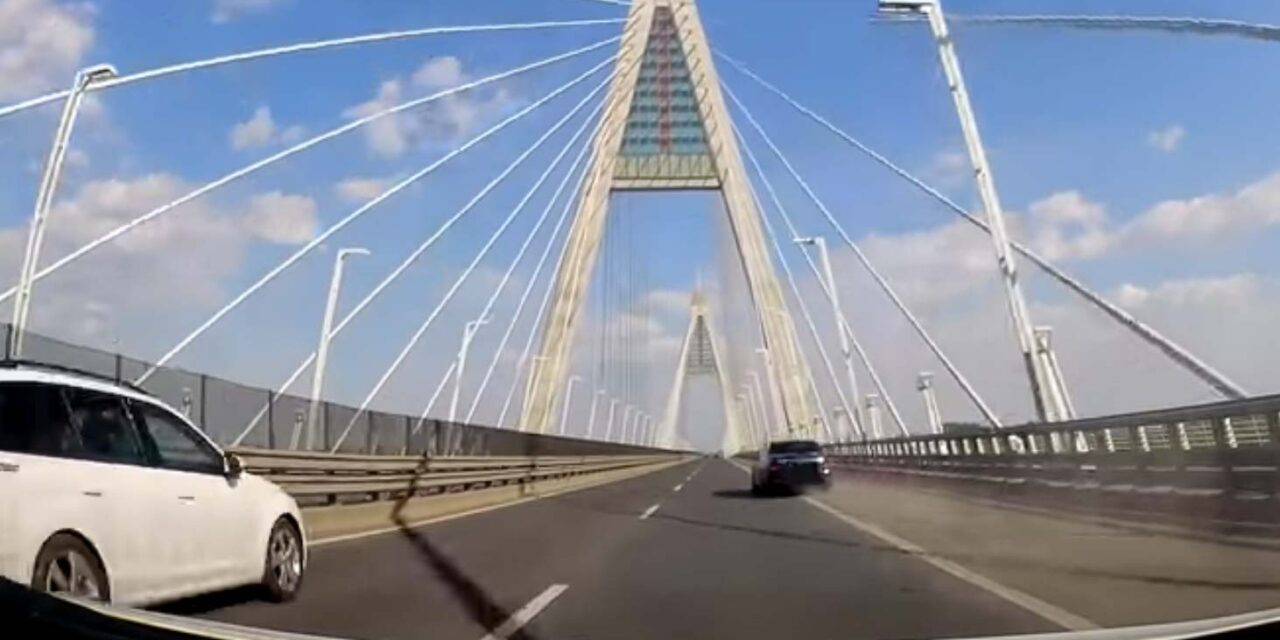 Esztelen verseny a Megyeri hídon – két mercis miatt majdnem meghalt egy család (Videó)