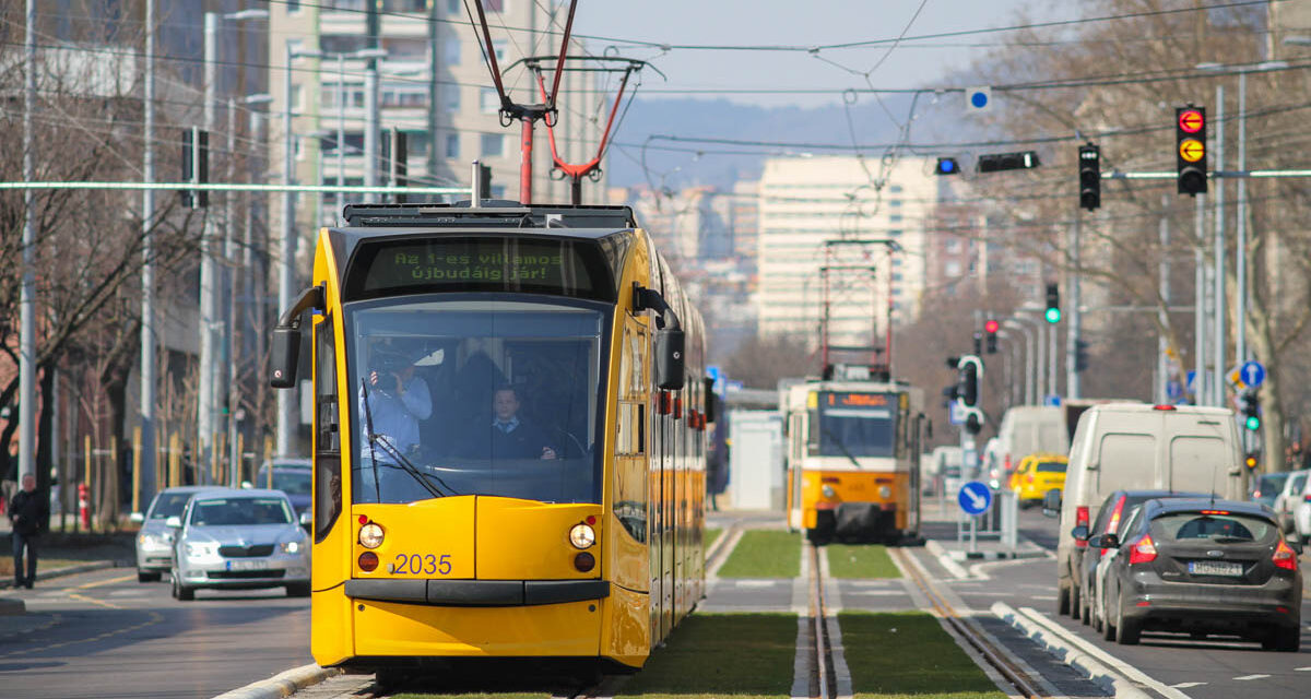 Fegyvert fogott egy nőre az 1-es villamoson, elfogták a férfit