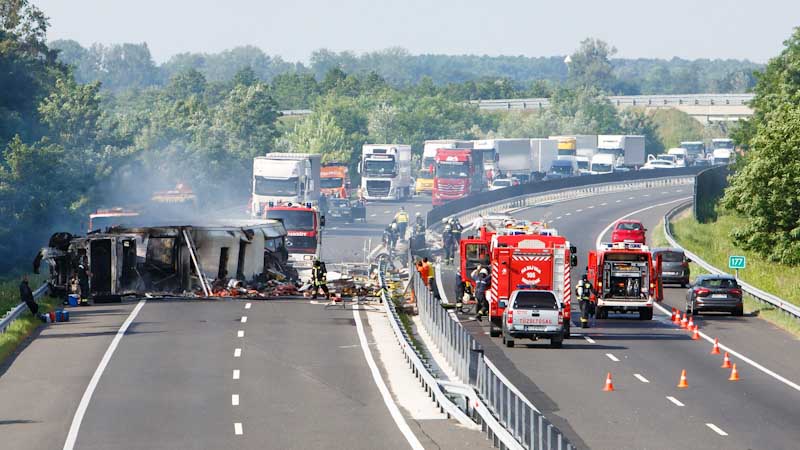 Tömegkarambol az M1-esen és az M3-ason