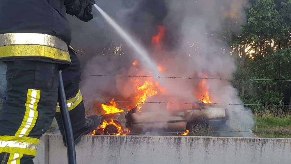 Kigyulladt két busz, egy autó és egy teherautó az agglomeráció útjain