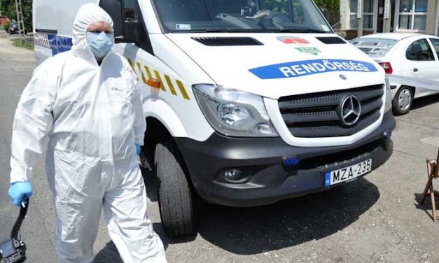 Egy idős férfi holttestére bukkantak egy társasházban