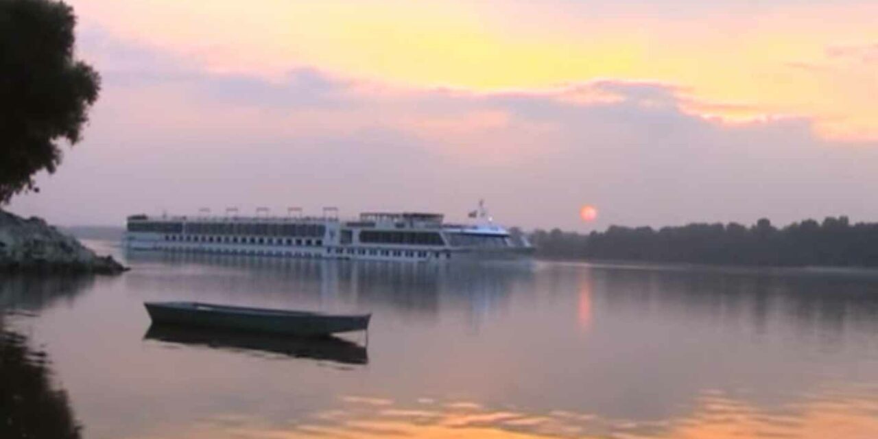 Kitépte a gyermeket az anyja kezéből a víz – Döbbenetes jelenséget okoznak a nagy utasszállító hajók a Dunán (Videó)