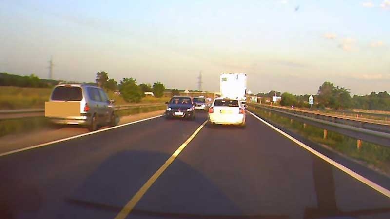 Az idióta sofőrt semmilyen szabály sem érdekelte a 4-esen a Gyömrő-Üllő kereszteződésnél (Videó)