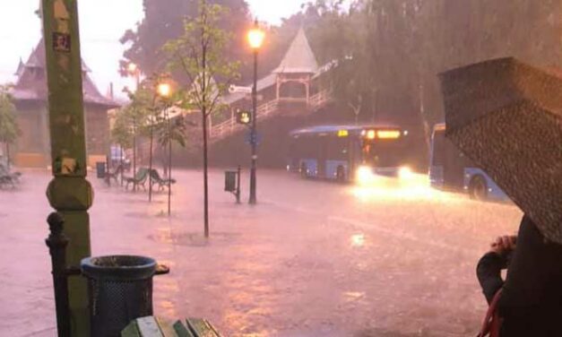 Leállt a budai agglomeráció egy részén a közlekedés az esti felhőszakadás miatt