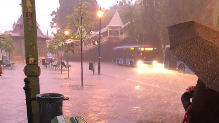 Leállt a budai agglomeráció egy részén a közlekedés az esti felhőszakadás miatt