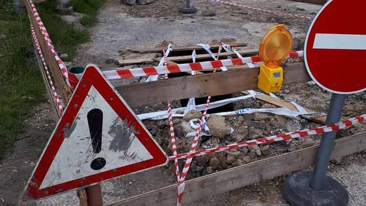 Beszakadt utca: Óriási, több méter mély lyuk tátong az aszfalt közepén