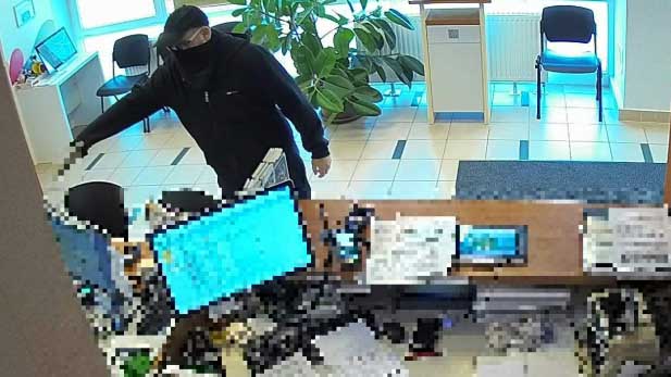 Kiraboltak egy OTP fiókot Üllőn, fegyver volt az elkövetőnél