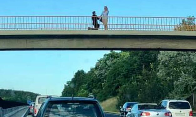 Romantikus pillanat az M3-ason, leánykérés történhetett a sztrádán