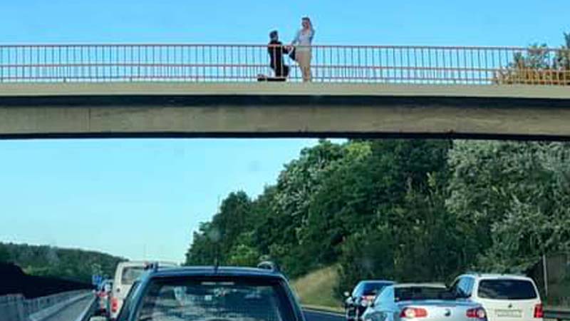 Romantikus pillanat az M3-ason, leánykérés történhetett a sztrádán