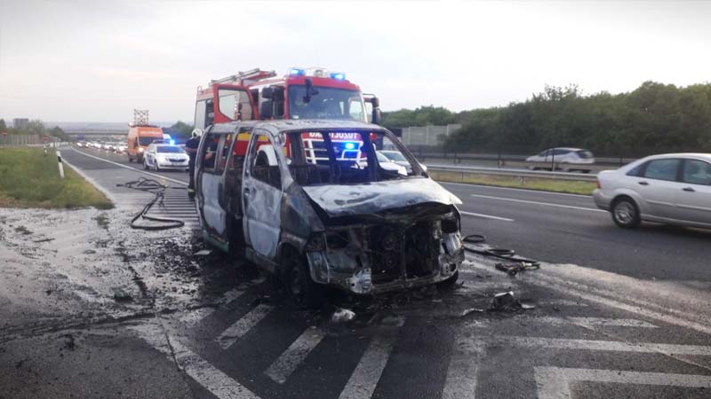 Képek az M7-esen szénné égett és dugót okozó mikrobuszról