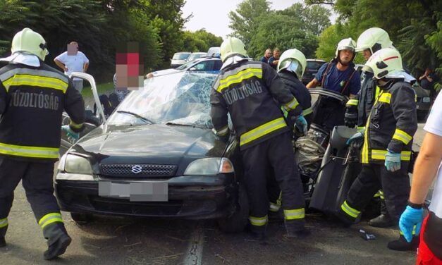 Rengeteg tűzoltó érkezett egy Üllő és Vecsés közti balesethez