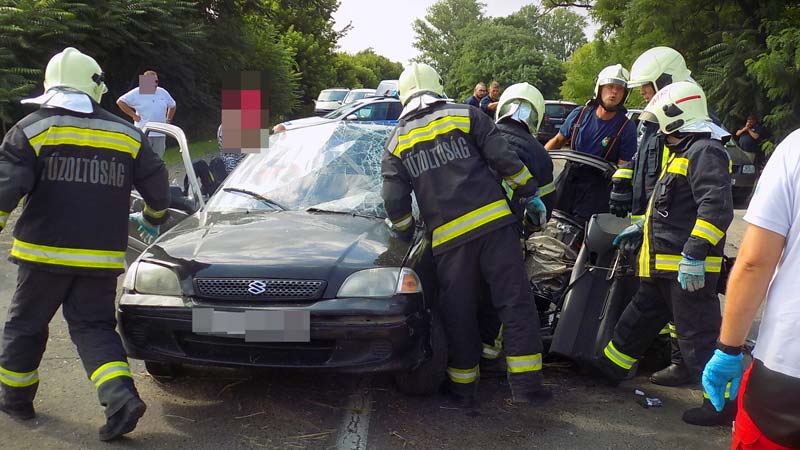 Rengeteg tűzoltó érkezett egy Üllő és Vecsés közti balesethez