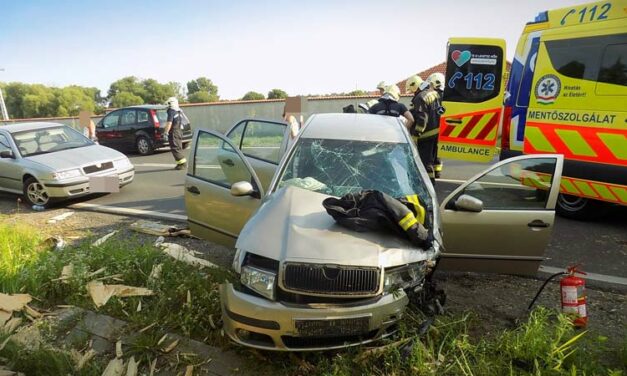 Lesodródott a Skoda az útról és csúnyán összetört Maglódnál