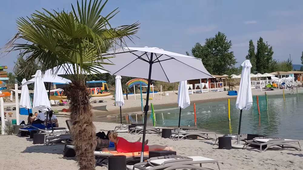 Valaki tudhatta, hogy az ürömi jegyző pillanatok alatt rábólint a Lupa Beach korábban problémás parkolójára