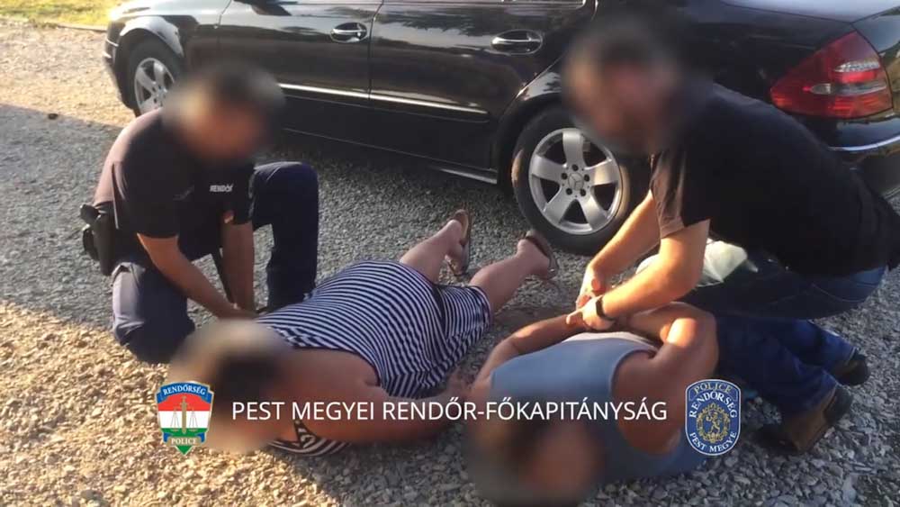 Földre teperték és megbilincselték a csalókat az agglomerációban (Videó)