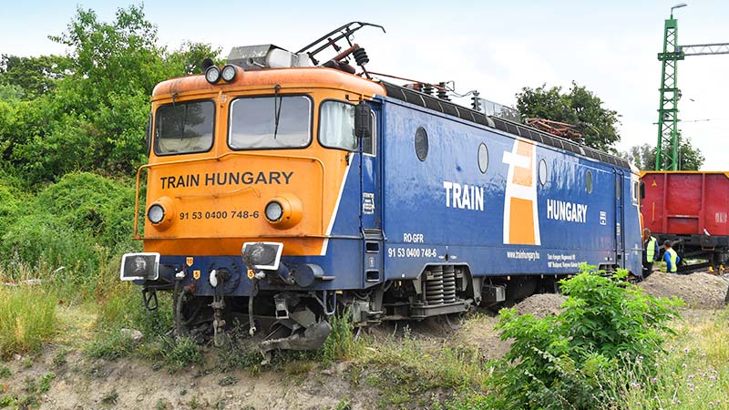 Eltakarították az Érdnél kisiklott mozdonyt, újraindult a forgalom