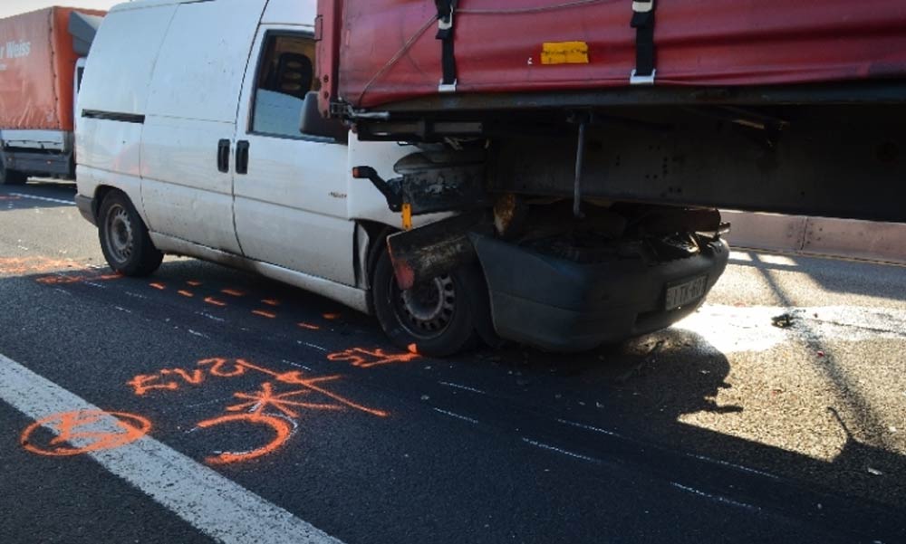 Lefékezett a kamion az M0-áson a Citroen pedig alágyűrődött