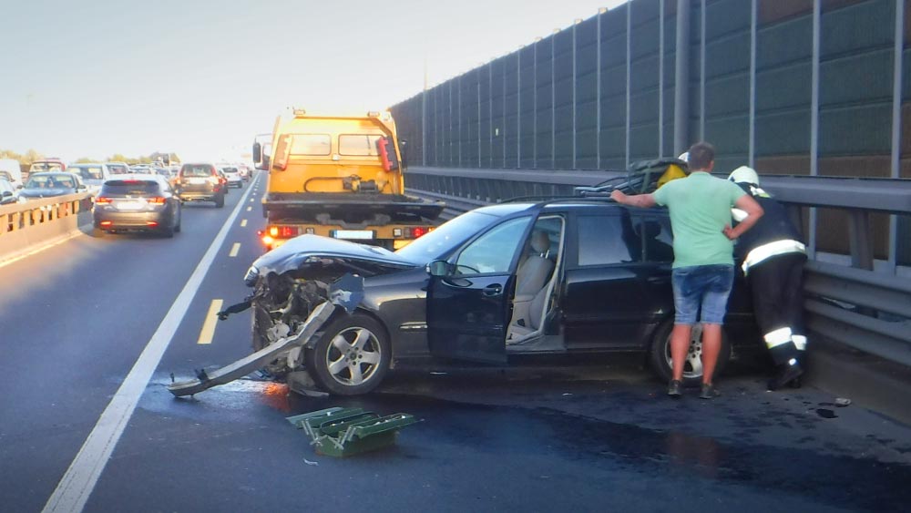 Csúnyán lerongyolódott egy Mercedes eleje az M0-áson, egy másik autó pedig kiégett